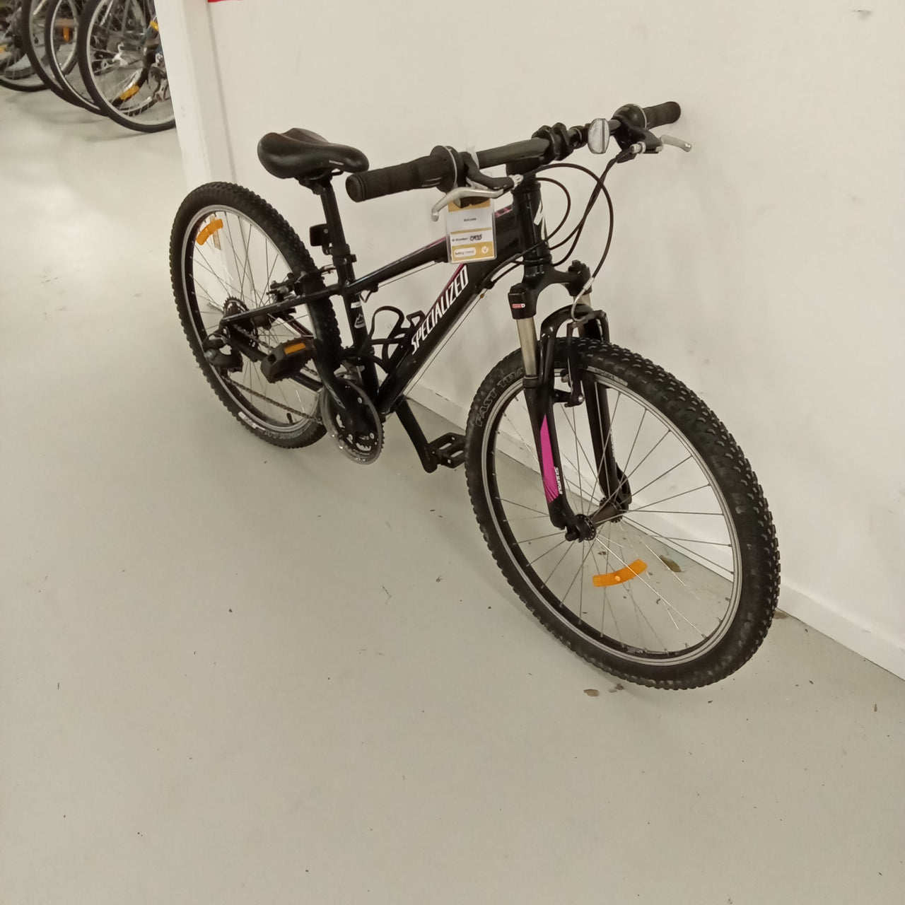 935 - 24" Black,
Pink, Mountain Bike,
Kids, Bike