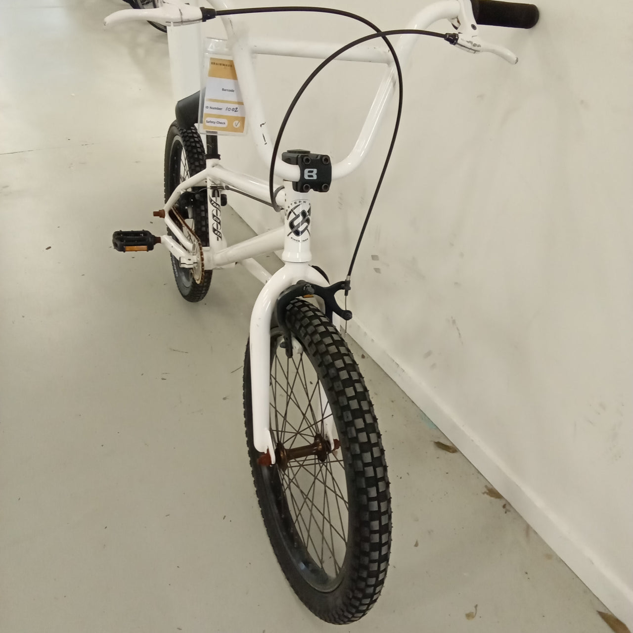 1002 - 20" White, BMX, Bike
