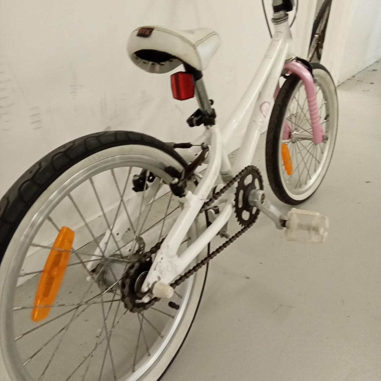 1023 - 18" White,
Pink, Kids, Bike