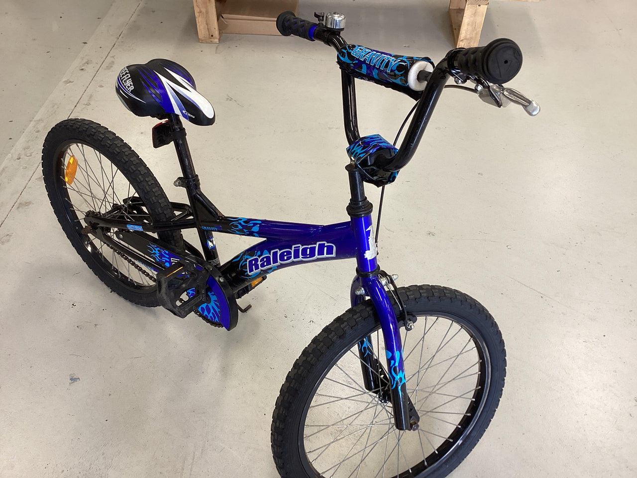 Raleigh Gravity 20 Bike - 20"  - Kids, Colour: Black, Blue