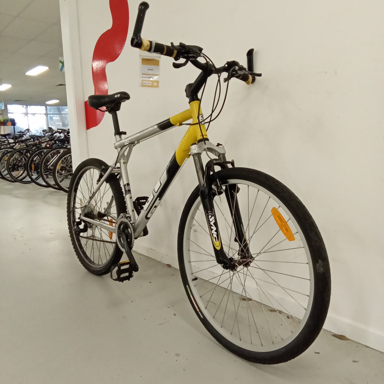 1074 - 52cm Yellow,
Silver, Mountain Bike, Bike