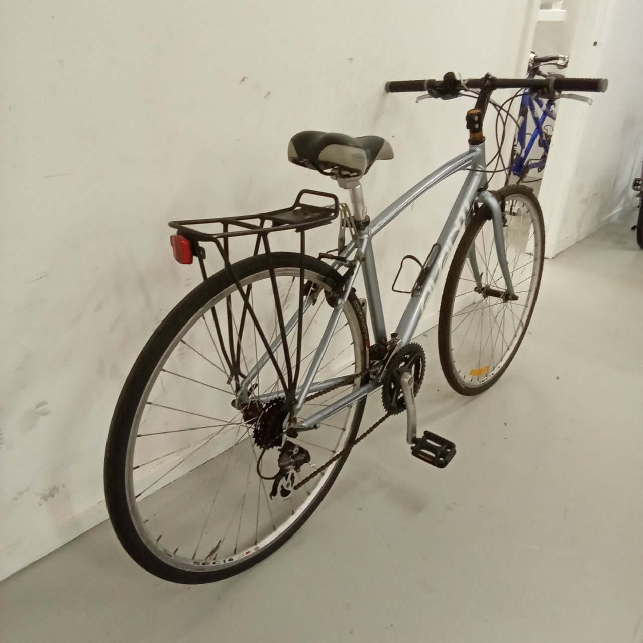 1800 -  Silver, Flat Bar Commuter, Bike