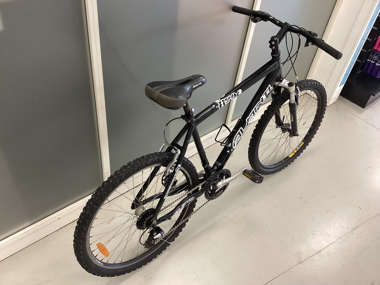 Avanti BT26 Bike -  44cm - Mountain Bike, Colour: Black, White