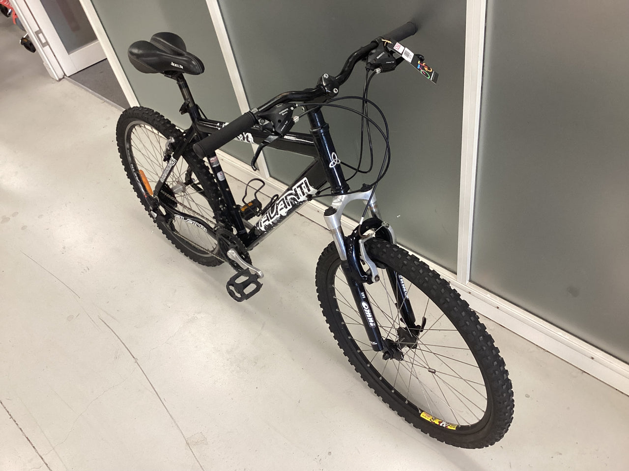 Avanti BT26 Bike -  44cm - Mountain Bike, Colour: Black, White