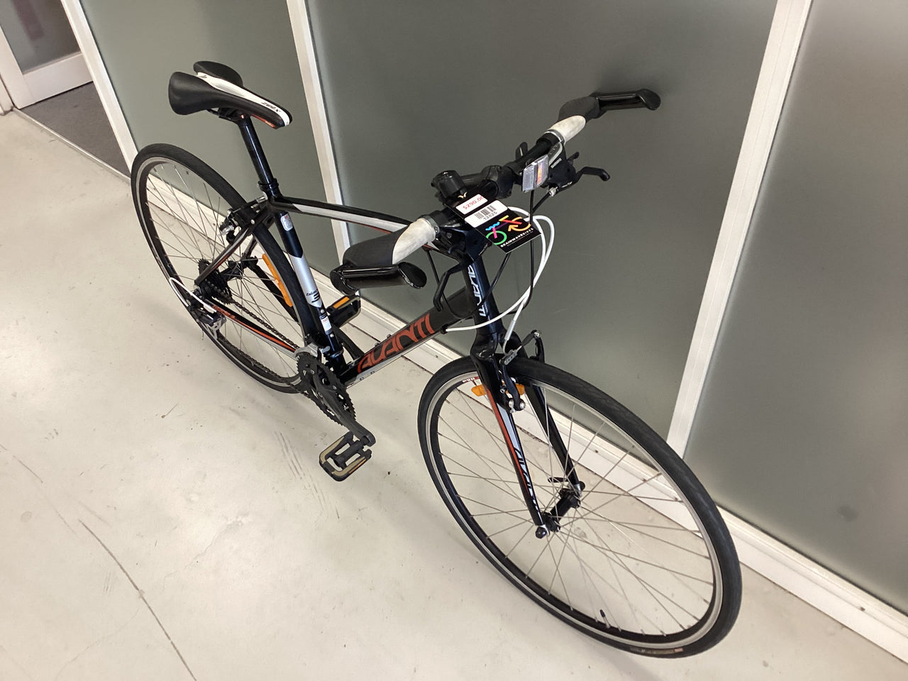Avanti Blade 3 Bike -  54cm - Road Bike,
Flat Bar Commuter, Colour: Black, Orange