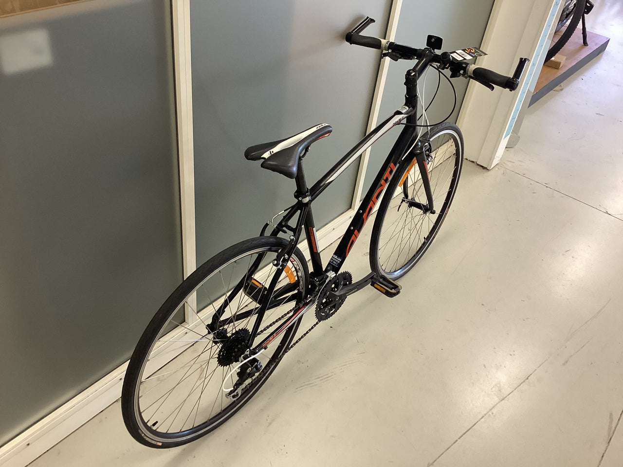 Avanti Blade 3 Bike -  54cm - Road Bike,
Flat Bar Commuter, Colour: Black, Orange