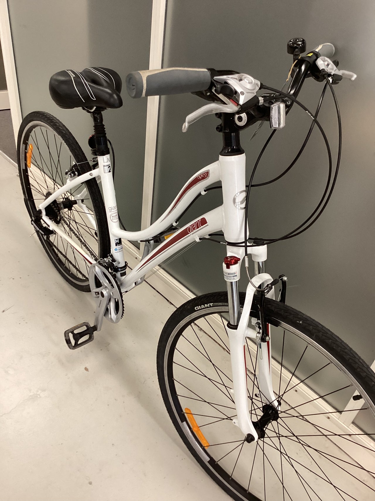 Giant Cypress Bike -  40cm - Hybrid Commuter, Colour: White, Red