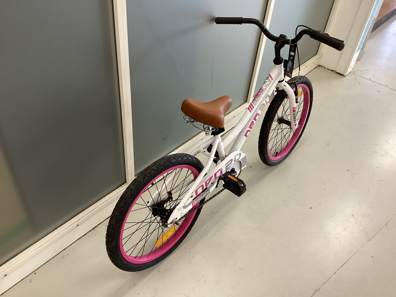 Apollo Neo 20 Bike - 20"  - Kids, Colour: White, Pink