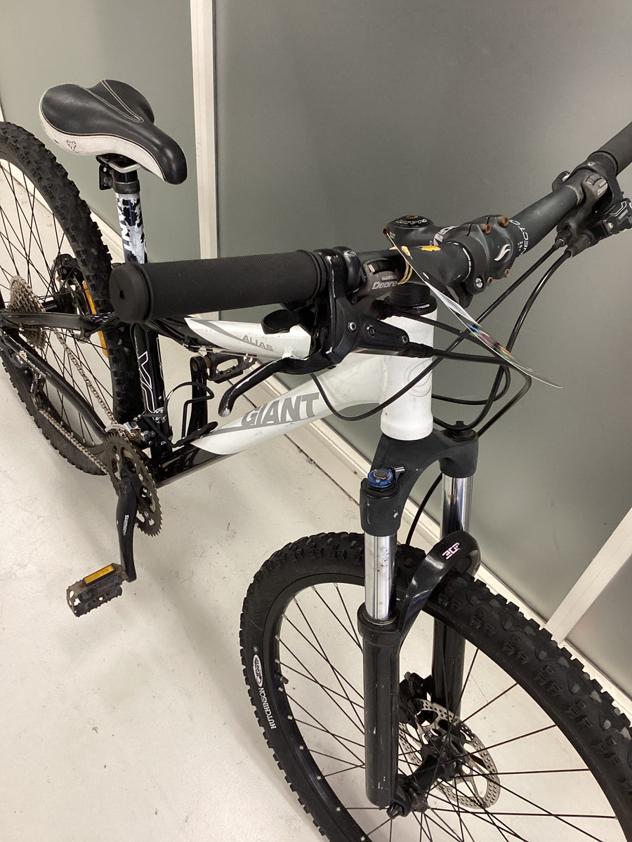 Giant Alias Bike -  38cm - Mountain Bike, Colour: Black, White