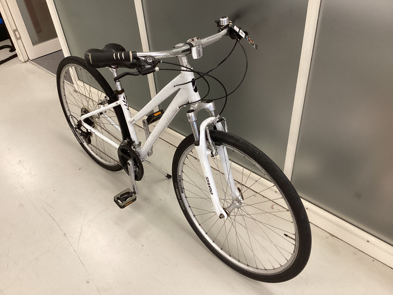 Avanti Discovery Bike -  38cm - Hybrid Commuter, Colour: White