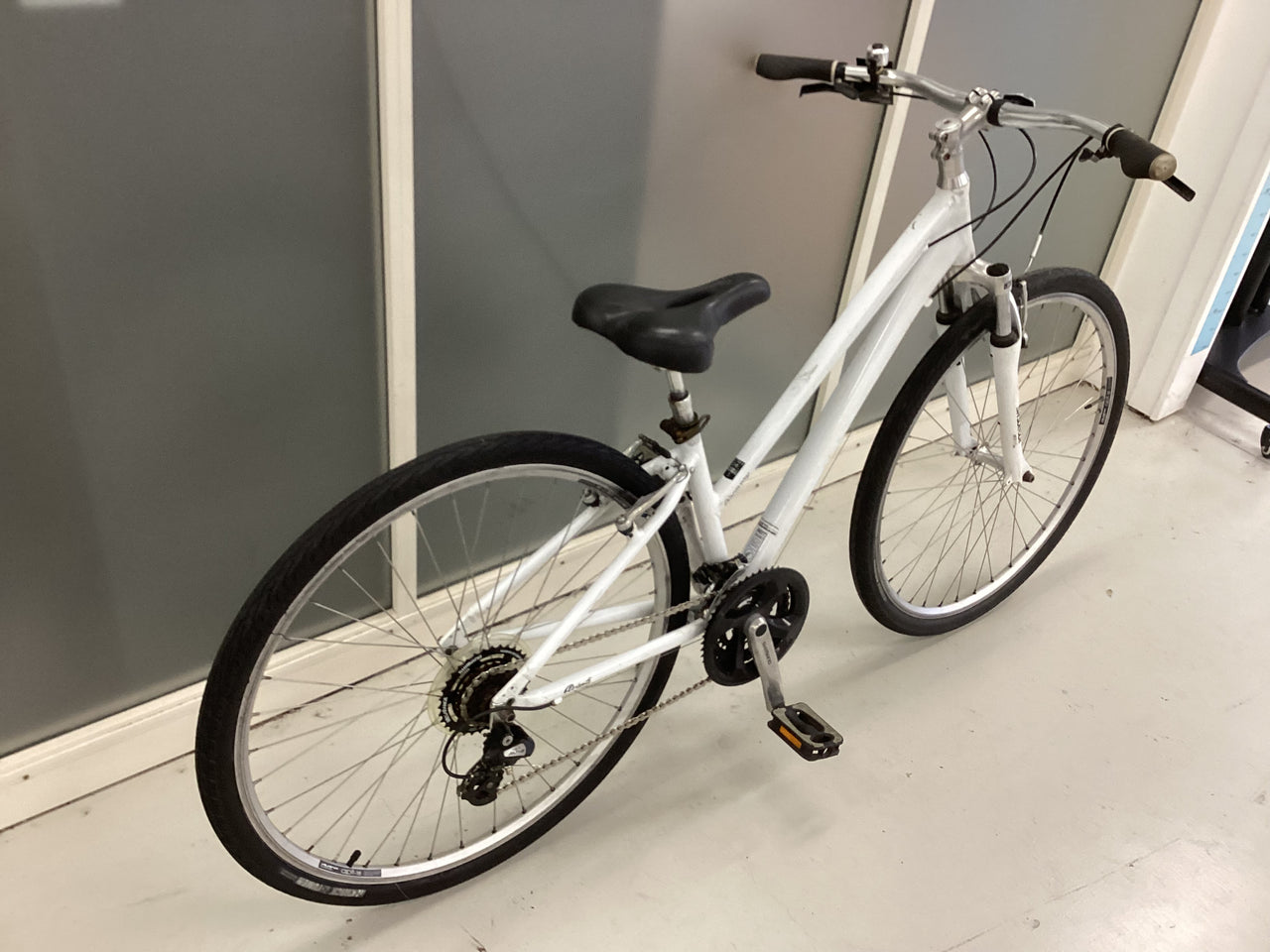 Avanti Discovery Bike -  38cm - Hybrid Commuter, Colour: White