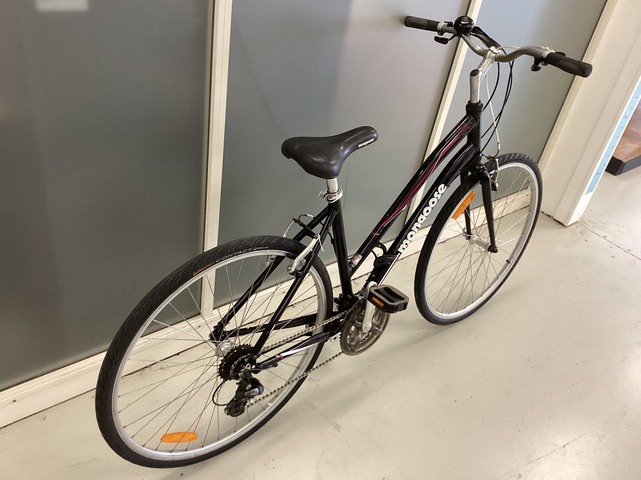 Mongoose Crossway 200 Bike -  48cm - Flat Bar Commuter, Colour: Black