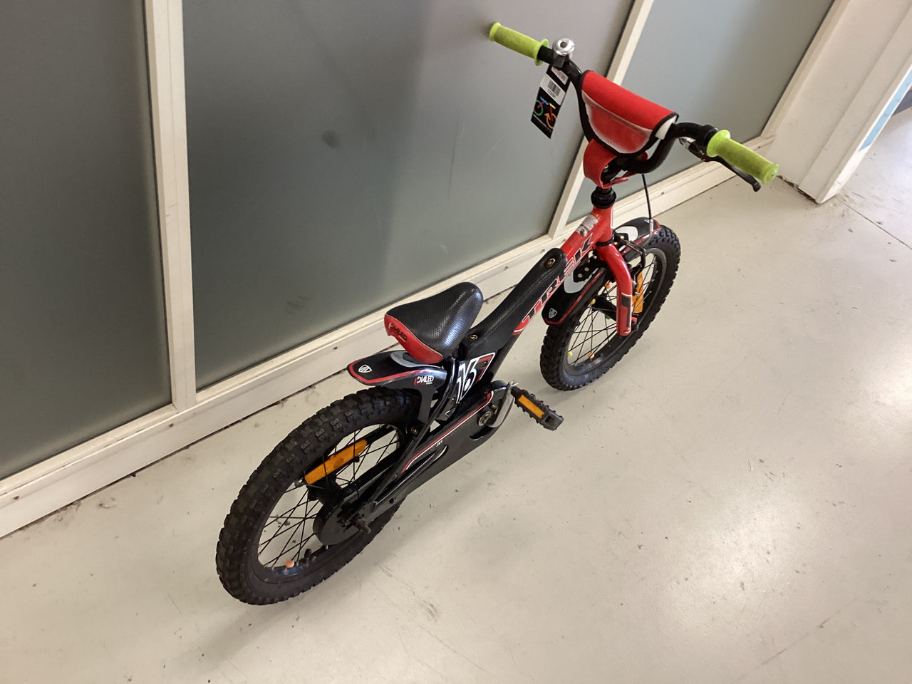 Trek Jet 16 Bike - 16"  - Kids, Colour: Black, Red