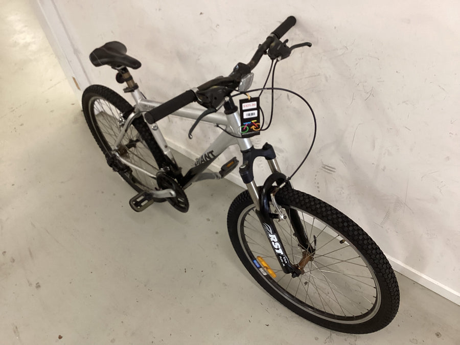 giant Upland se Bike - 26"  - Mountain Bike, Colour: Black, Silver