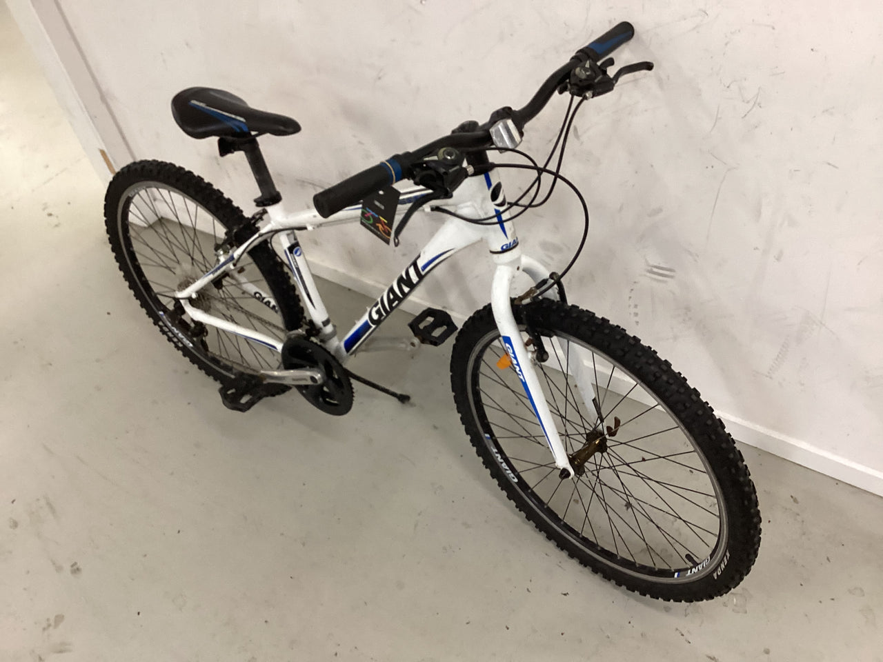 giant Boulder Bike - 26"  - Mountain Bike, Colour: White