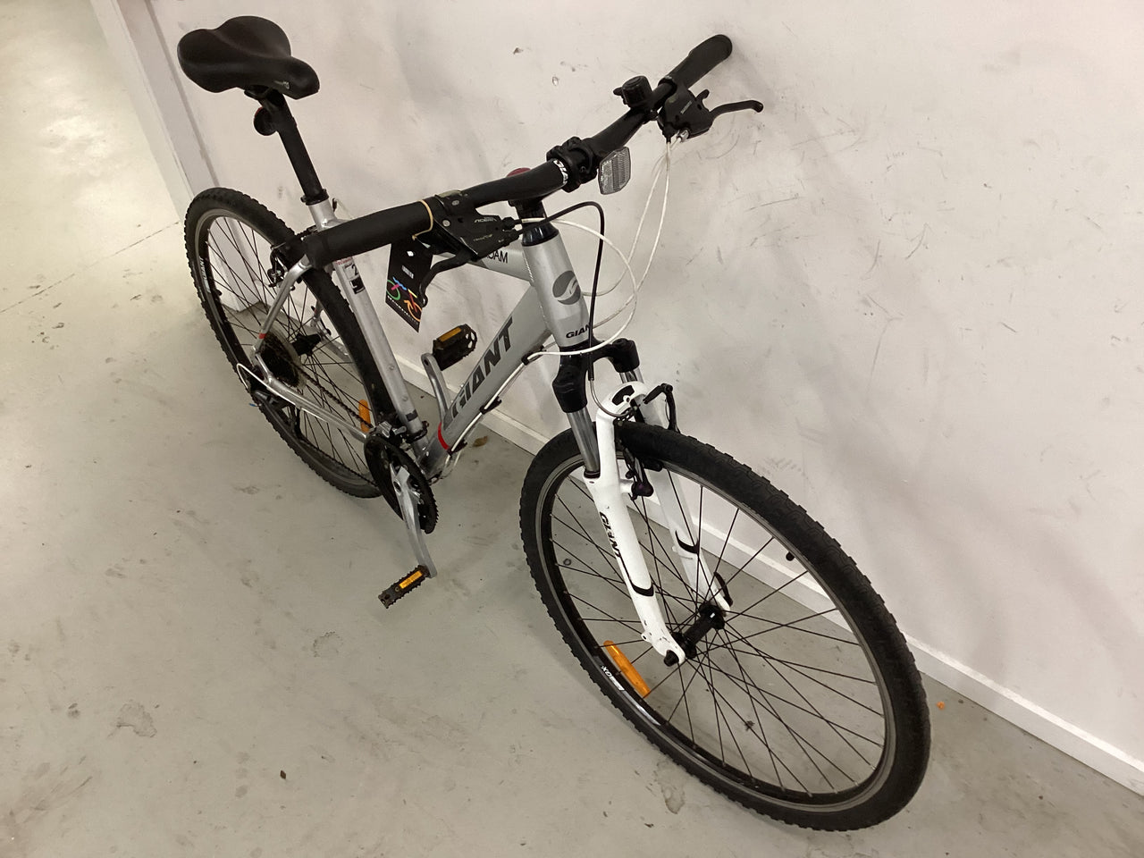 Giant Roam Bike -  56cm - Gravel Bike,
Hybrid Commuter, Colour: Silver, Red