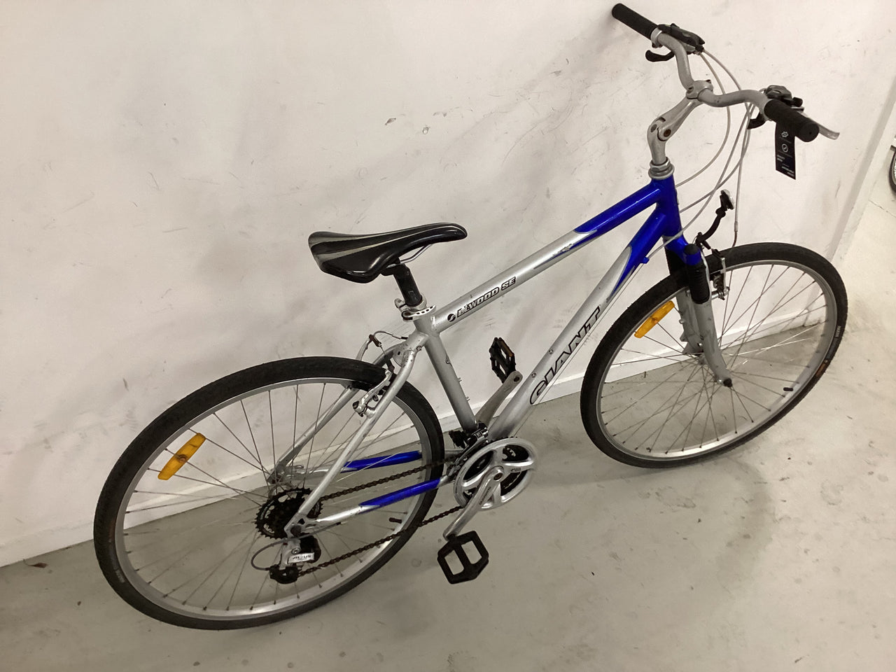 Giant Elwood Bike -  48cm - Hybrid Commuter, Colour: Blue, Silver