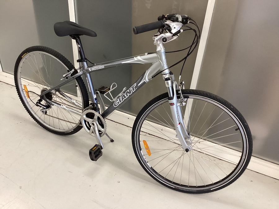 Giant Cypress Bike -  44cm - Hybrid Commuter, Colour: White, Silver
