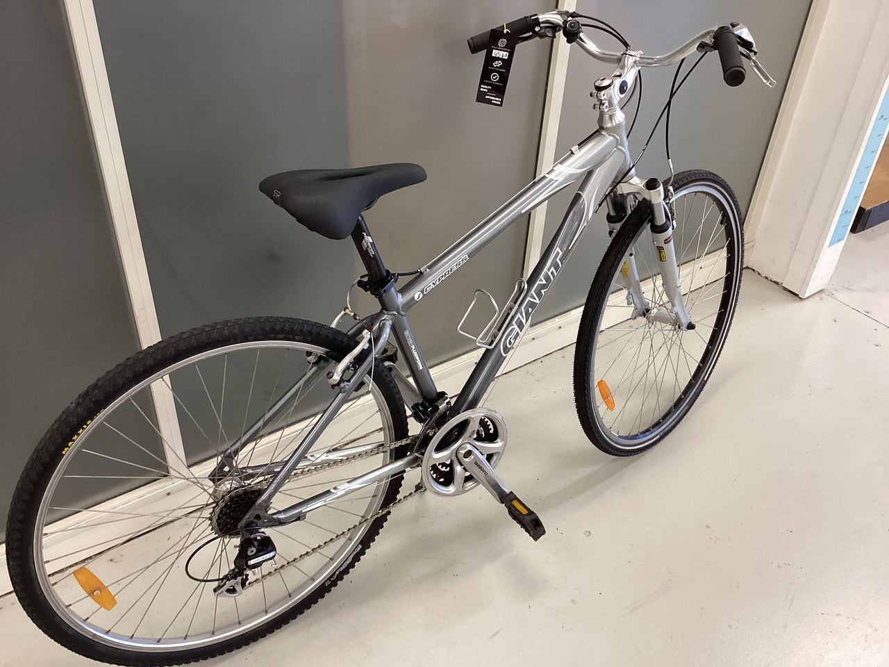 Giant Cypress Bike -  44cm - Hybrid Commuter, Colour: White, Silver