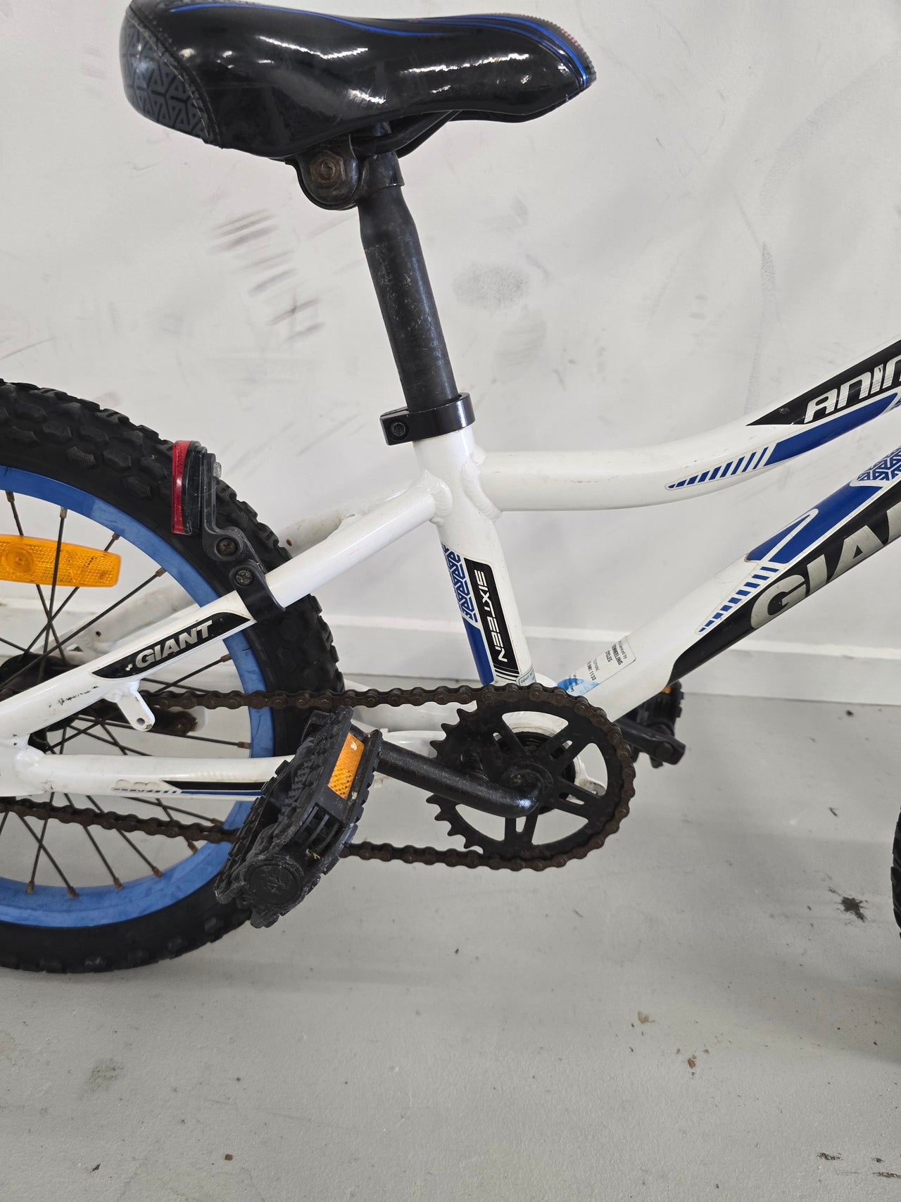 giant animator Bike - 16"  - Kids, Colour: Black, Bue, White